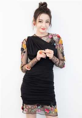 宅男女神迪丽热巴美艳甜美造型活动照图片