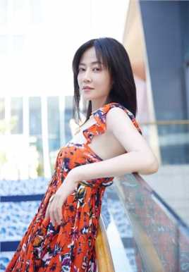 风情美女谭卓时尚小清新吊带长裙个人图片