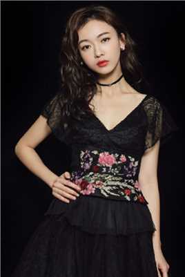 精选吴谨言黑色蕾丝裙波涛浪卷发性感撩人美照图册