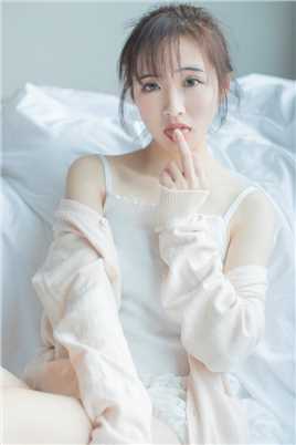 精选顶级美女尤物肌肤白皙迷人杏眼清纯诱人女生照片图册