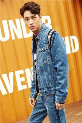 高清帅哥明星许魏洲牛仔套装阳光帅气时尚街拍图片图集