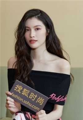 最新时尚气质美女何穗露肩养眼小清新活动照图片壁纸