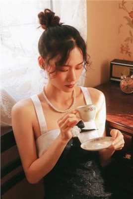 高清复古气质性感美眉黑色蕾丝裙窈窕身姿室内艺术照图集