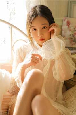 精选清纯美女皮肤白皙苗条身材香肩诱惑迷人私照图册