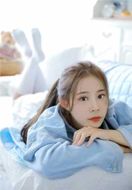 高清90后素颜女神唇红齿白香肩小吊带肌肤白皙勾魂私拍图集