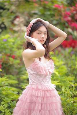 最新性感初中美女粉色抹胸裙光滑美背香肩诱惑户外壁纸