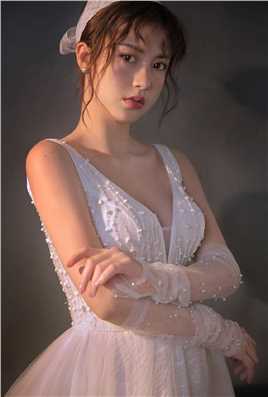 精选酥胸丰满的妩媚绝色倾城佳人深v蕾丝裙性感私拍图册