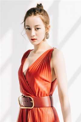 最全迪丽热巴红色深v长裙俏皮鱼骨辫性感活动照相册