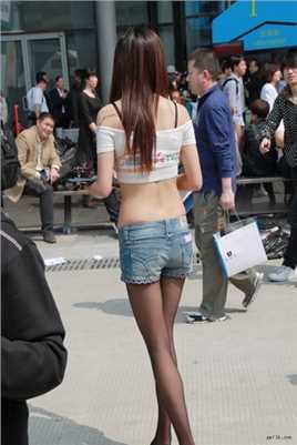 优质路边发的街拍美女牛仔热裤黑丝大长腿性感相册