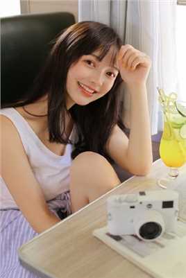 最新背心女孩牛仔热裤大秀大长腿满面笑容清纯唯美图片图集