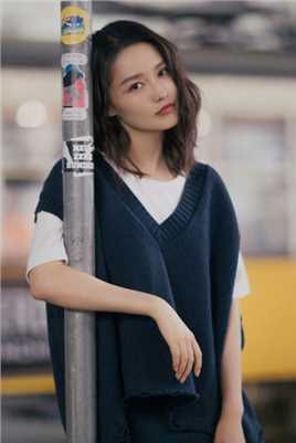 最全李沁披肩卷发针织马甲牛仔短裙时尚有范街拍壁纸