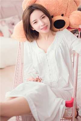 优质吃早餐的早安少女时尚短发白色长裙舒适悠闲图片相册