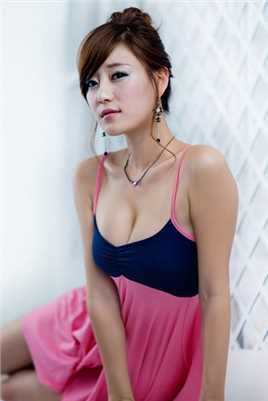 韩国性感美女车模崔涩琪丰满的胸脯曝光