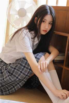 优质阳光下侧颜完美的JK制服性感短裙图片图片