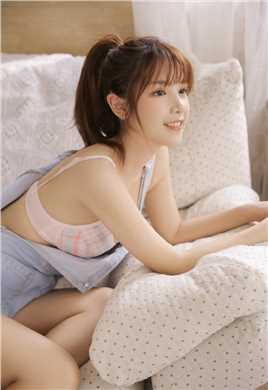 丰满惹火的性感辣妹真空背带裤销魂美女图库