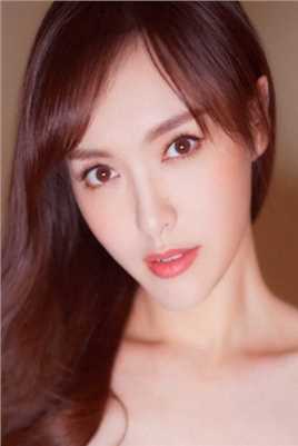 最全唐嫣披肩卷发吊带礼裙大秀香肩锁骨性感迷人相册