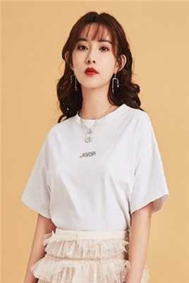 孟子义化身森系少女明媚清新时尚杂志封面集