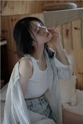 最新95后衬衫美女明眸皓齿清纯白皙美女壁纸