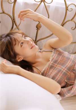 优质丰满小尤物床榻上千娇百媚香肩锁骨私房照图片
