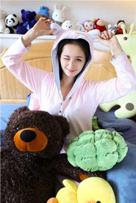 邓莎粉色家居服清纯可人圣诞大片