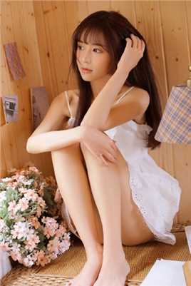 清纯美女吊带白裙香肩大长腿室内艺术照