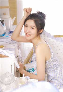最新甜美女孩居家软萌娇俏套图壁纸