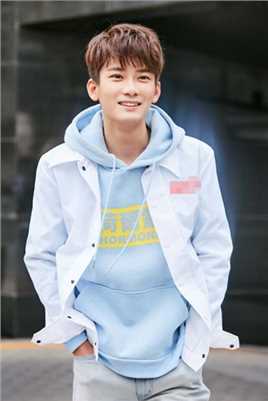 最新熊梓淇蓝色卫衣搭配白色外套活力十足时尚街拍壁纸