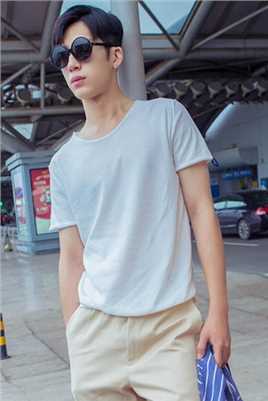 最新井柏然墨镜遮面休闲造型演绎夏日时尚穿搭街拍图壁纸