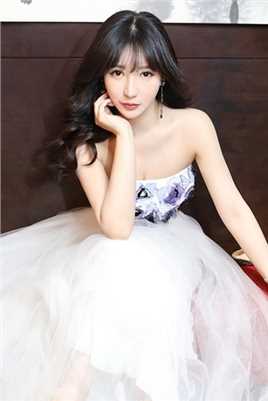 特别专辑柳岩白色抹胸长裙纯真中带点小性感图片