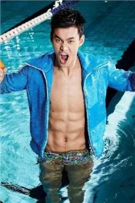 孙杨性感肌肉完美线条上演湿身诱惑