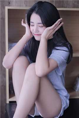 超短裤美女修长大长腿清纯动人图片