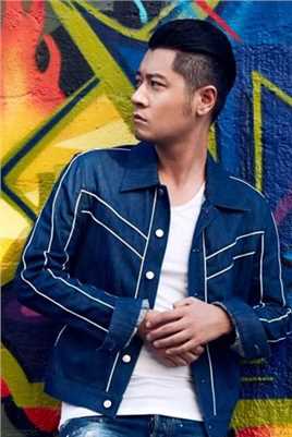 最新任重时尚牛仔装扮凸显暖男气质街拍壁纸