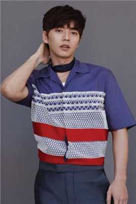 最新韩国男明星朴海镇《伊周》时尚杂志封面壁纸