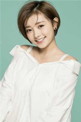 优质吴昱瑶白色衬衫微露锁骨性感又清纯相册