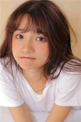 优质清纯美女白T恤牛仔裤居家图片