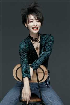 最新杨洋利落短发烈焰红唇知性不失性感壁纸