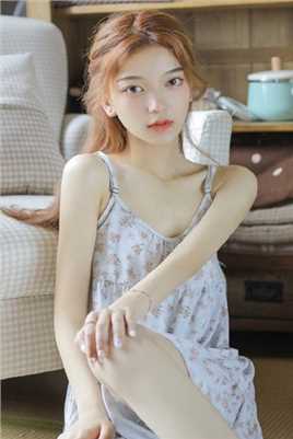 精选金发女郎吊带睡裙清纯动人图册