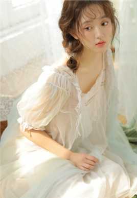 露肩蕾丝裙美女清纯图片