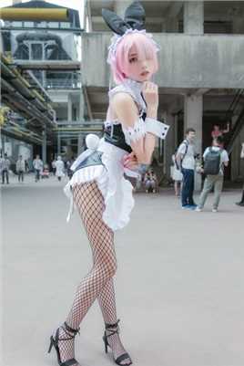 高清网红美女凰儿COS女仆服拉姆甜美图集
