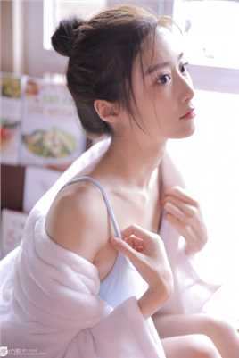 高清纯情可爱丸子头妹子诱人背心私房图集