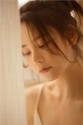 最新温柔白皙吊带美人性感撩人居家照图集