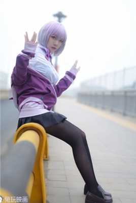 精选胸围饱满小姐姐短裙黑袜子户外cosplay集图册