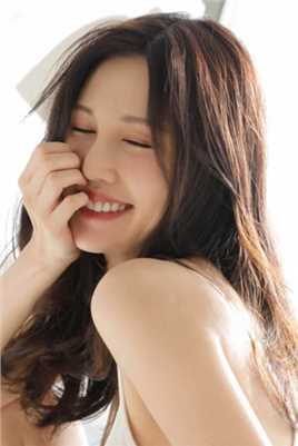 优质性感吊带甜美女孩居家私房相册