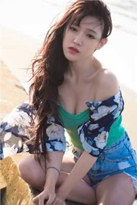 最新性感海边吊带热裤女孩酥胸诱惑套图图集