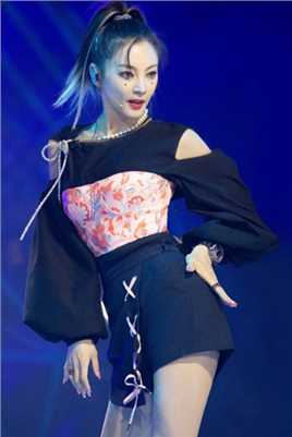 特别专辑乘风破浪的姐姐张雨绮优雅性感造型舞台照