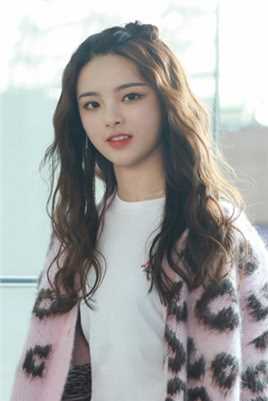 优质杨超越机场街拍甜美女孩豹纹高清图片相册