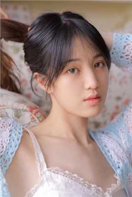 最新乖巧吊带蕾丝美女室内大胆私房壁纸