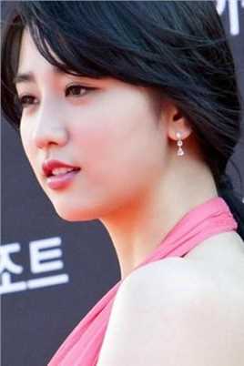 韩国美女演员朴河宣挂脖露背礼服性感