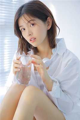 清纯MM白皙大长腿气质性感白衬衫撩人私拍照