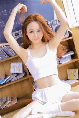 最新少女活力金发背心短裤私房壁纸